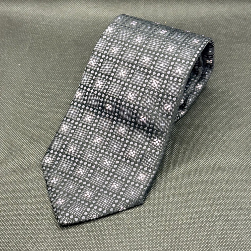 Vintage Hart Schaffner Marx Grey Pink Medallion Silk Tie 4" x 58" Made in USA